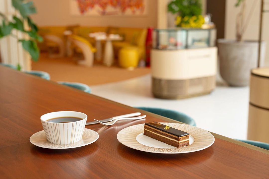 Le Café V, TOKYO – Luxurious Louis Vuitton Cafe At Ginza, With Cakes From  ¥2300 (SGD23) 